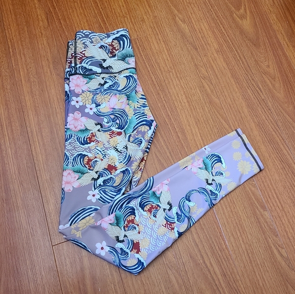 Yoga Democracy Leggings in Zen Water Garden - Picture 6 of 7